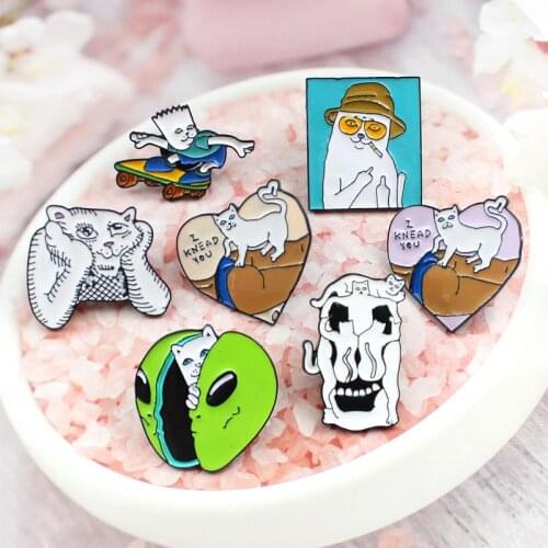 Cute Cat Enamel Brooches enamel Pins I Knead You Alien smoking massage Badges skull skateboard heart denim lapel Jewelry gift