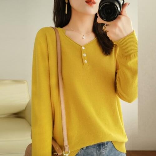 2021 new spring and summer womens womens V-neck short-sleeved knitted sweater pullover pearl buttons are soft and flexible