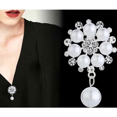 2021New 50Pcs 30mm Pearl Flower Brooch Pin For Women Rhinestone Lapel Scarf Broches Broochs JC15