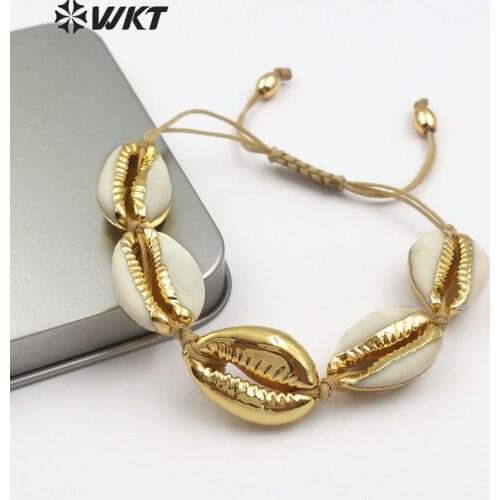 WT-B433 WKT Wholesale 5pcs Sea Side Jewelry White Cowrie Shell Bracelet With One Full Metallic Shell In Boho Style