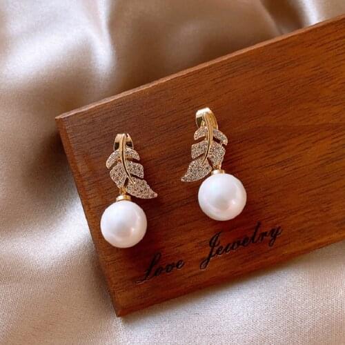 Unique Design Elegant Leaf Big Round Imitation Pearl Drop Earring for Women Anniversary Fine Gift Female Wedding Bridal Earrings