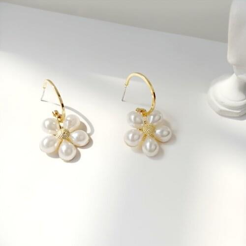 Sweet Girl Earrings Fashion Korean Version Of The New Earrings Temperament Net Red Wild Pearl Flowers Cute Womens Earrings