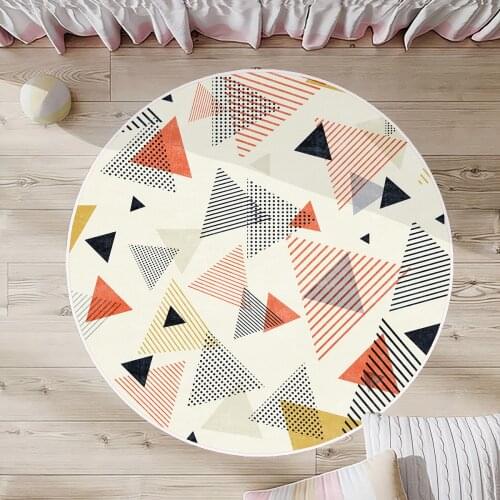 Beyaz Çocuk Odası Halısı renkli turuncu siyah üçgen şekiller