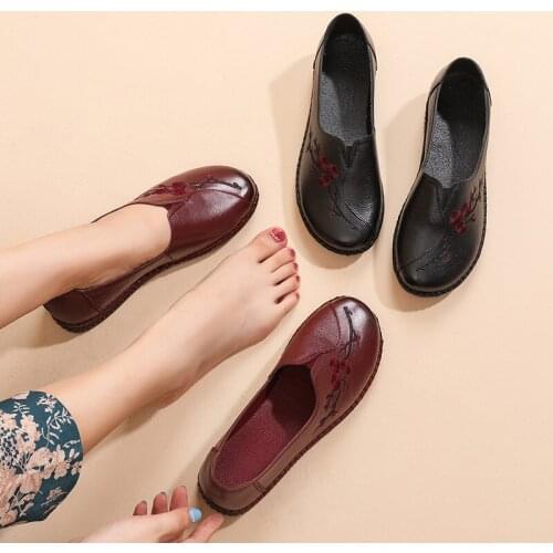 2021 New Spring Mom Shoes Genuine Leather Soft Bottom Pumps Flat Non-Slip Sports Womens Shoes