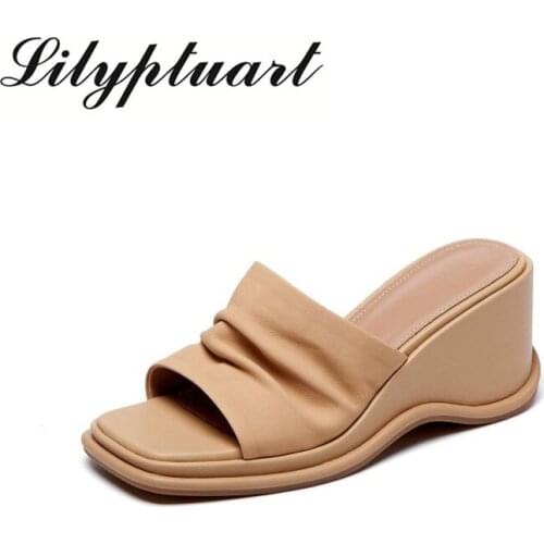 In the summer of 2021, womens new leather sponge cake slippers are casual, comfortable, wear-resistant and non-slip slippers