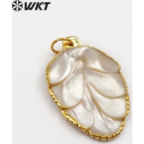 WT-JP059 Dainty Floral Shape Pendant Natural Sea Shell With Gold Bezel Romatic Gift For Her Women Vogue Petals Pendant Jewelry
