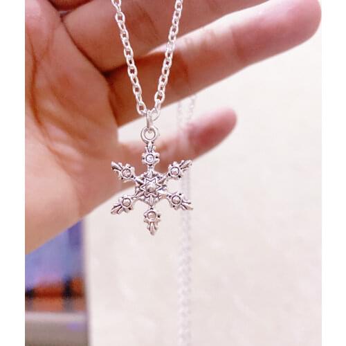 2021 Simple Cute Women Jewelry Snowflake Design Drop Pendant Necklace Wedding Charm Gifts Lady Sweater Long Chain Collar