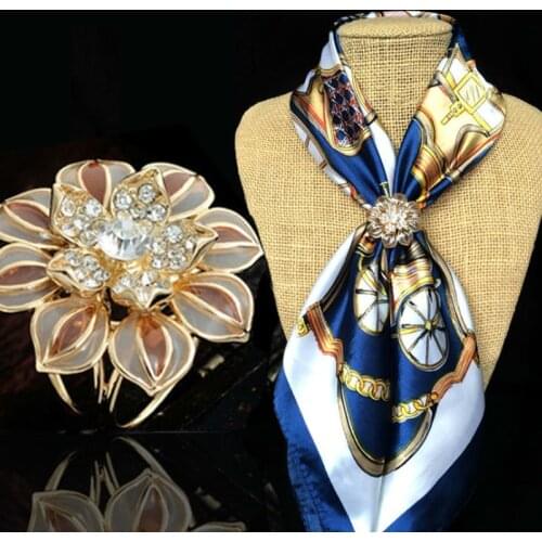Fashion Crystal Flower Silk Scarf Buckle Classic High Quality Hollow Camellia Tricyclic Scarf Button Woman Accessories Brooch