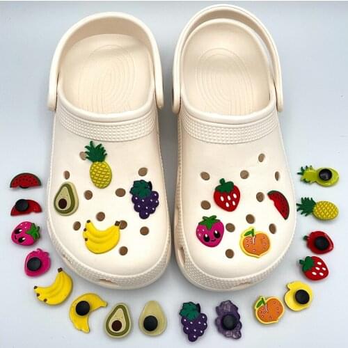 Cute PVC Fruit Banana Strawberry Shoe Badges Decoration Fit For Womens Croc Sandals Clogs Charms Childrens Gifts Accessories