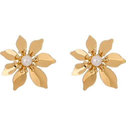 European and American Fashion Simple Earrings Gold Color Camellia Flower Stud Earrings With Pearl Wild Ear Jewelry