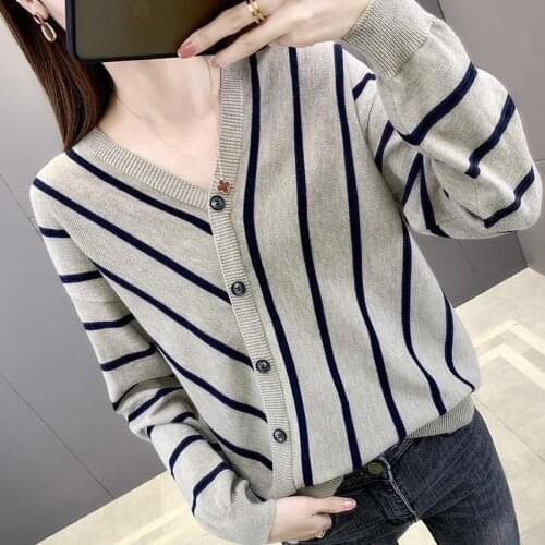 Design sense sweater womens loose 2021 new spring and autumn dress foreign style bottomed shirt V-Neck Sweater