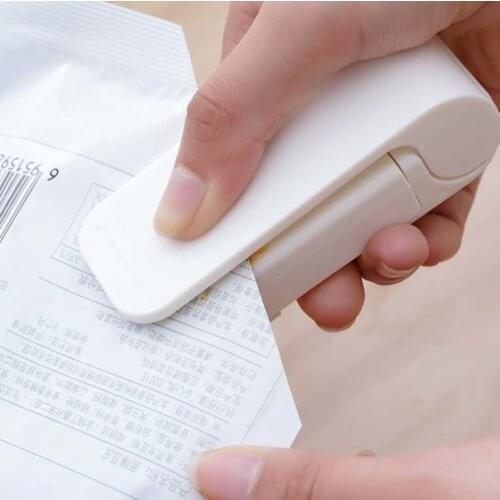 Portable mini sealer snack sealer Japanese household plastic bag plastic food preservation sealing artifact