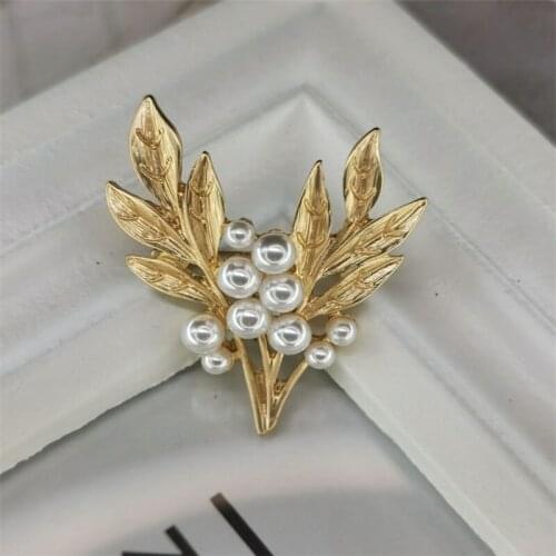 Japan and South Korea fashion ornament light gold pearl brooches leaves women deserve to act the role of the spot