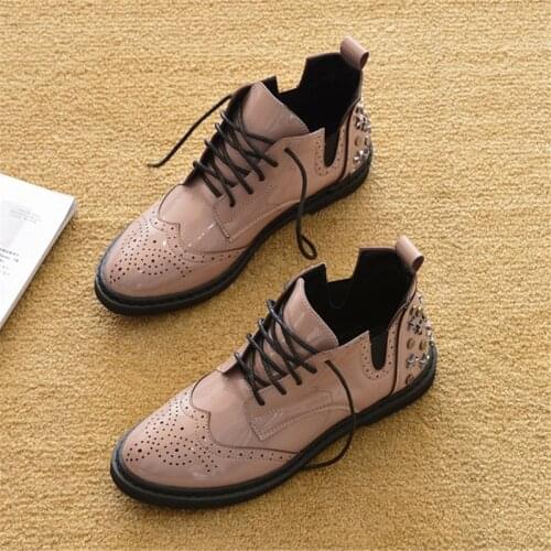 2020 New Rivets Short Tube Single Ankle Boot British Carved Lady Western Boot Patent Leather Flat Heel Chelsea Boots Women Shoes