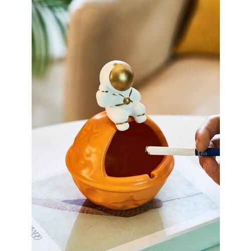 Nordic Creative Personalized Trend Cute Girl Ashtray Home Living Room Office Ashtray Simple Modern Resin Outer Space Astronauts