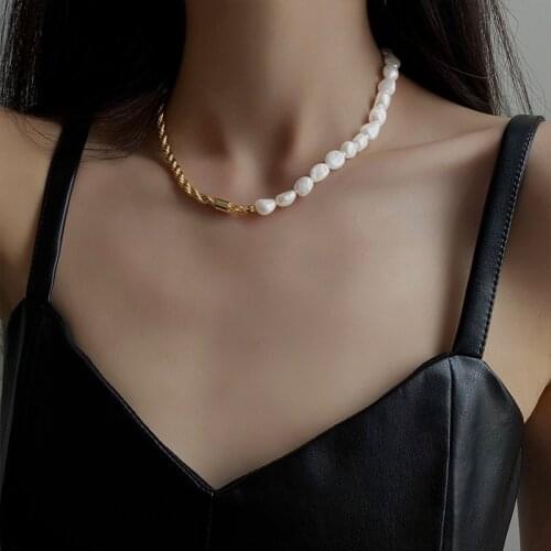 VSnow Minimalist Asymmetric Pearl Twist Chain Choker Necklace for Women Fashion Natural Pearl Baroque Wedding Necklace Jwellery
