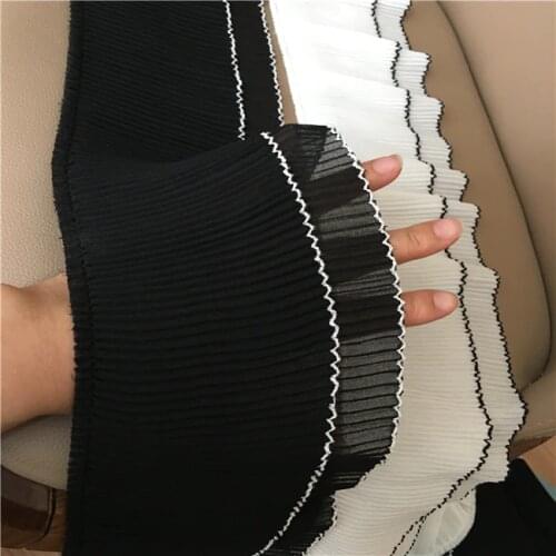 Black and white double decker dogs teeth, pressure, pleats, sleeves, collar, dolls, skirts, lace accessories