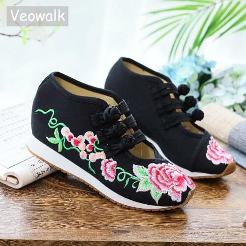 Veowalk Floral Embroidered Womens Canvas Flat Platforms Triple Cotton Button Old Beijing Comfort Shoes for Ladies Zapatos Mujer