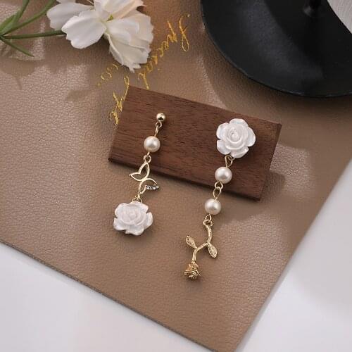 Trendy Korean Style White Rose Flower Clip on Earrings Gold Color Asymmetric Butterfly Flower Clip Earrings Without Piercing