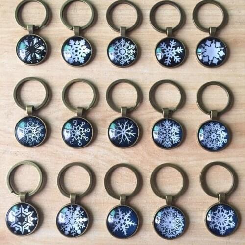 15Pcs Differnt Designs Christmas Snow Glass Cabochon Keyring Car Handbag Accessory Keychain Key Holder Christmas Gift