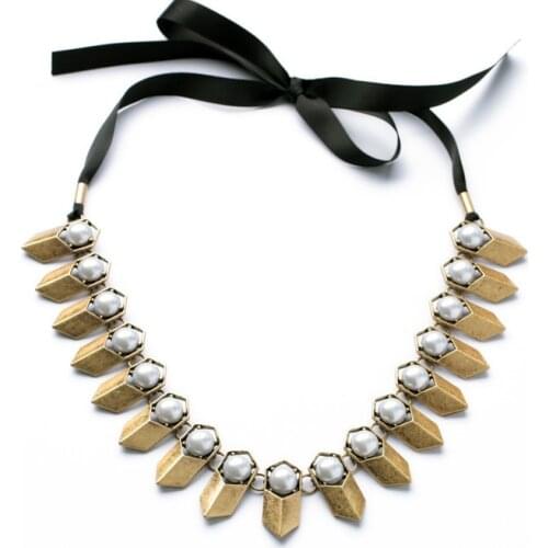 Different Style Trendy Jewelry of the Hottest Sale Extravagant Acrylic Chains and Ribbon Round Pearl Shiny Gold Color Necklace