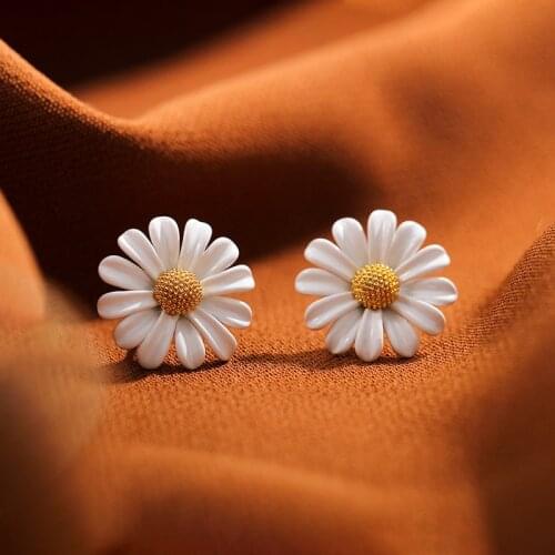 Cute Little Daisy Girls Earings Pop Jewelry Flower Ear Stud Hipster Elegant Simple Style Trendy Push-back Earring for Women Gift