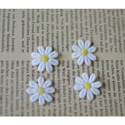 330 Pieces 2cm Daisy Flower Lace Applique Decorative Lace Craft Patch White with Yellow Wholesale