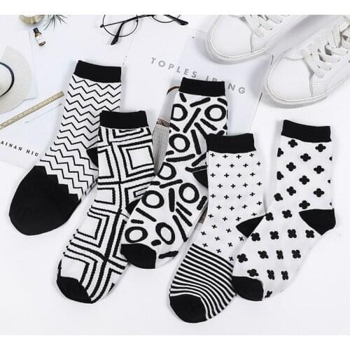 2021 New Simple Black And White Color Tube Socks Female Korean Version Ins Trend Harajuku Geometric Wave Striped Cotton Socks