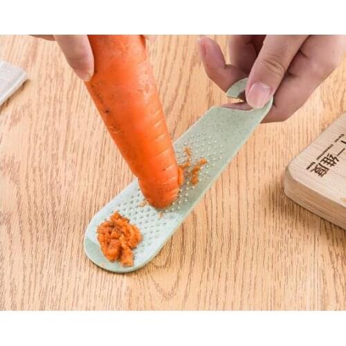 1PC Wheat Straw Twist Board Portable Practical Kitchen Utility Gadgets Accessories Food Grinder Mills Garlic Presses ENX 017