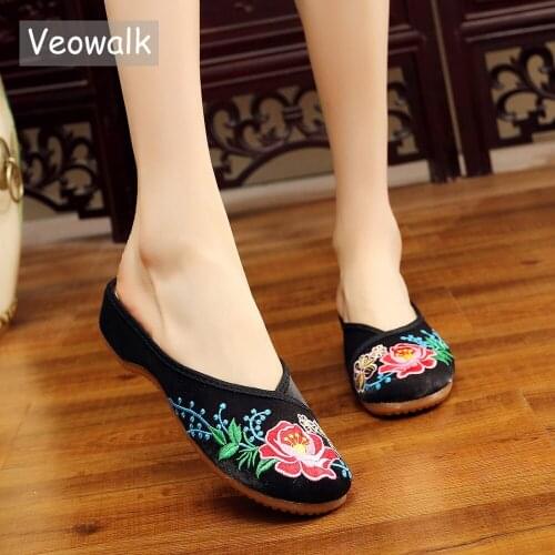 Veowalk Flowers Embroidered Women Flannel Cotton Close Toe Mules Slippers Vintage Leisure Ladies Comfort Flat Shoes Outside/Home