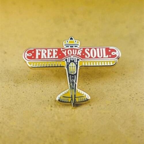 Free Your Soul Propeller Plane Brooch Pins Enamel Metal Badges Lapel Pin Brooches Jackets Jeans Fashion Jewelry Accessories