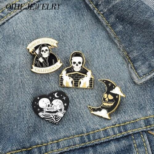 Kissing Skeletons Metal Enamel Pin Love Heart Badges Grim Reaper Brooch Gothic Punk Jewelry Gift for Men Wholesale Drop Shipping