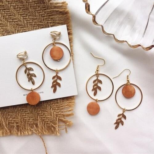 Fashion Clip on Earrings Gold Color Korean Geometric Circle Wood Earrings for Women Clip Earrings without Piercing Party Jewelry