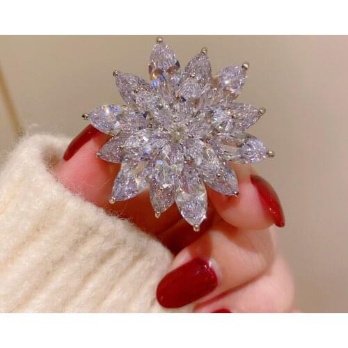 Fashion Classic Sparkling Crystal Flower Brooch Women Coat Accessories High Quality Female Brooches Jewelry Wholesale