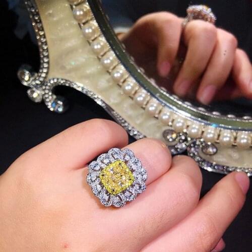 Centre Cushion 1ct Yellow Moissanite Solid 18K White Gold 1ctw Ice Cut Halo Ring Side Pear Cut Lab Diamond Ring For Women