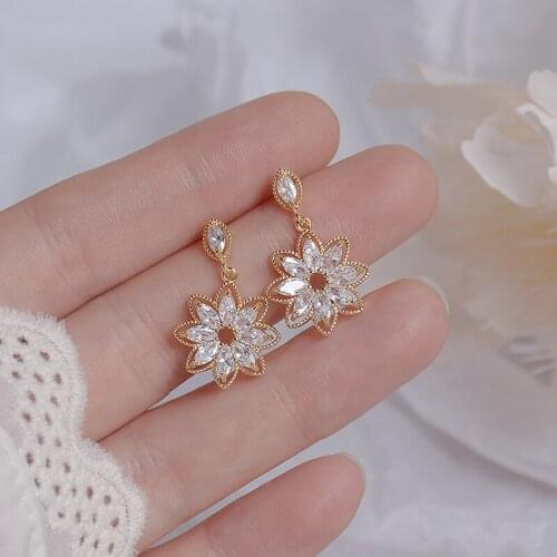 Dainty Korean Flower Earrring for Women Bling AAA Zirconia Hollow Lace Stud Earring Wedding Brincos Bijoux Gift