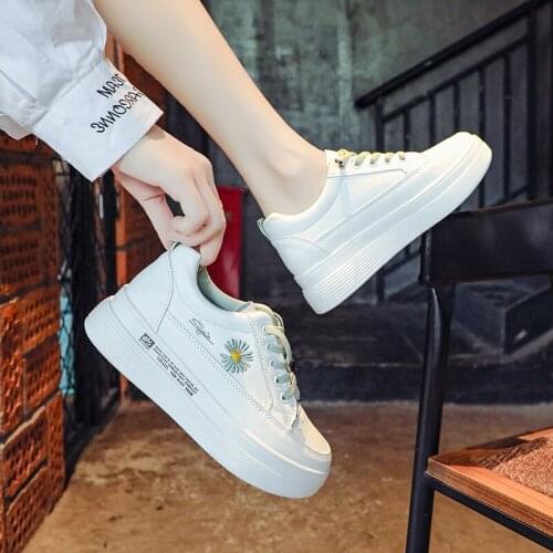 Thick-soled white shoes womens 2021 spring and autumn new small daisy increased and thin leather casual sports shoes