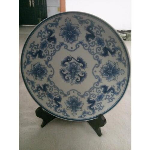 Exquisito chino hecho a mano Placa de porcelana azul y blanca, patrón de flores, que significa rico y favorable