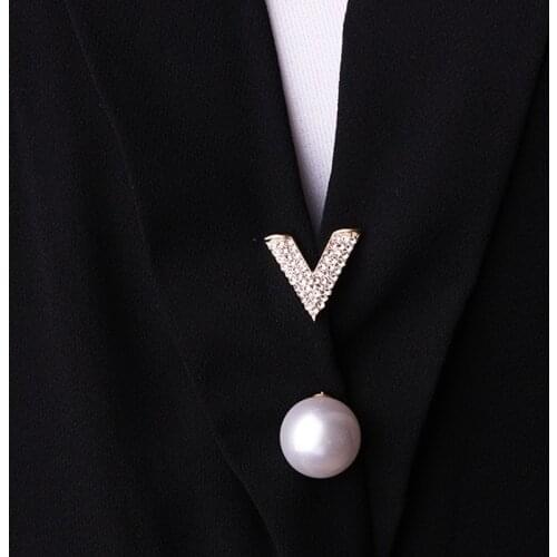 Simple Crystal Rhinestone V Pearl Brooch Pins Fashion Women Coat Sweater Cardigan V-neck Dress Anti-Exposure Sash Pin Jewelry