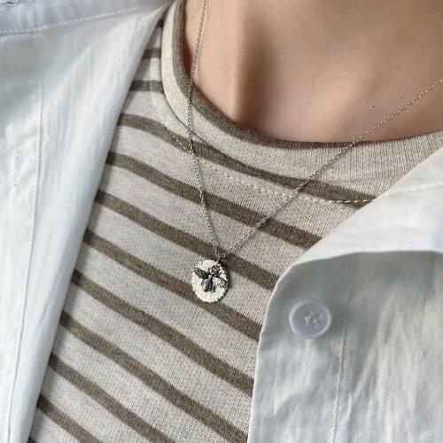 Silvology 925 Sterling Silver Vintage Bee Pendant Necklace Creative Bee Dish Insect Punk Necklace for Women Chic Silver Jewelry