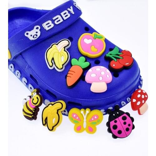 Hole Slippers Shoe Buckle Anime Cute Chars Croc Fruit Animal Decoration Designer Accesoire Garden Shoe Decoration Fit Kid Gift