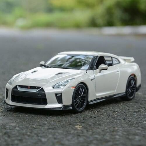 Bburago 1:24 2017 Nissan GTR sports God of War car simulation alloy car model decoration Collect gifts toy