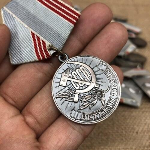 Original USSR Badge Soviet Retired Laborer WW2 CCCP Medal "Veteran of Labour" Round Brooch Pin WWII