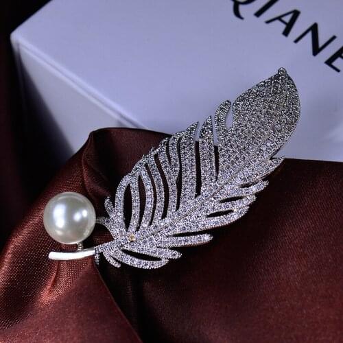 Fashion Korean Copper Leaves Brooch Pearl Crystal Rhinestone Feather Brooches Party Office Wedding High-end Brooches Pins Gift