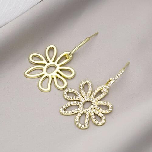 VSnow Hyperbole Asymmetric Gold Color Flower Dangle Earring for Women Girls Hollow Out Rhinestone Metallic Earring Pendientes