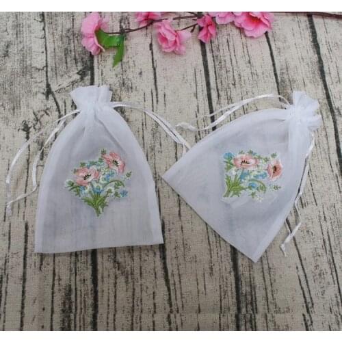 50pcs lot Embroidery Flower Design White Organza bag Engagement candy holder chocolate package Wedding Marriage Favors gift bag