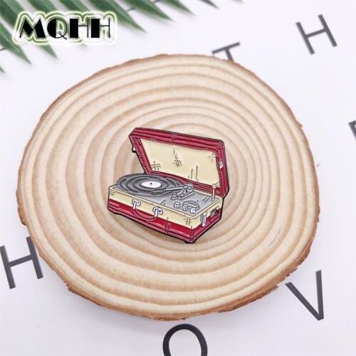 Creative Vintage CD Gramophone Music Player Record Enamel Brooch Alloy Brooch Denim Clothes Bag Pin Punk Woman Jewelry Gift