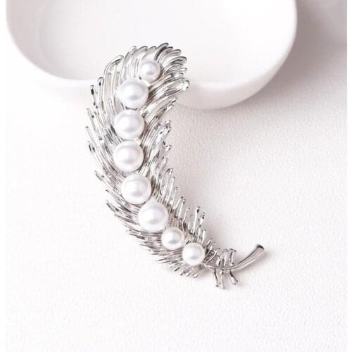 Beadsland Alloy Smooth Drill Inlaid Pearl Brooch Feather Design Fashionable High-end Clothing Accessories Pin Woman Gift