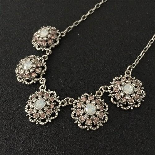 Trendy Women Elegant Pendant Choker Necklace Rhodium Color Delicate Design Flower Shape Pendant Necklace for Women Party