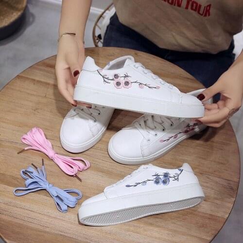 Womens Sports Shoes, White Sneakers with Embroidered Flowers, Casual Fashion Lace-up Skate Shoes in Korean Style